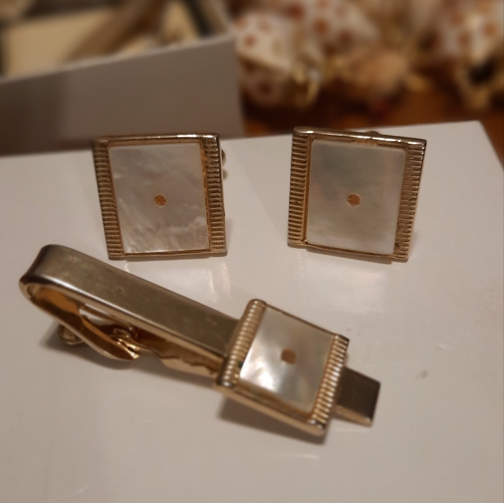 Men's vintage jewelry cufflinks and tie bar